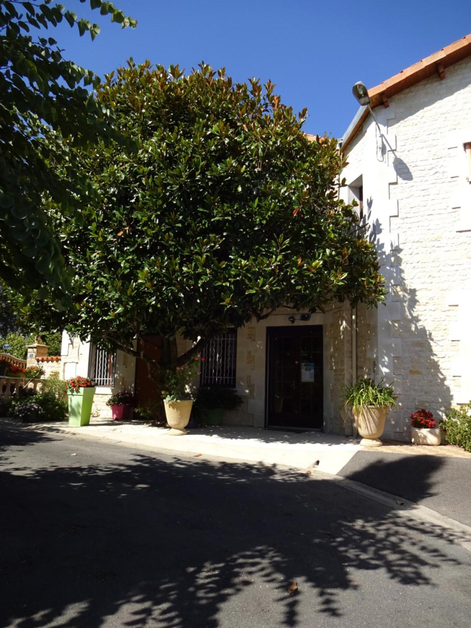 Aux Orangers Hotel Luxe Bagian luar foto