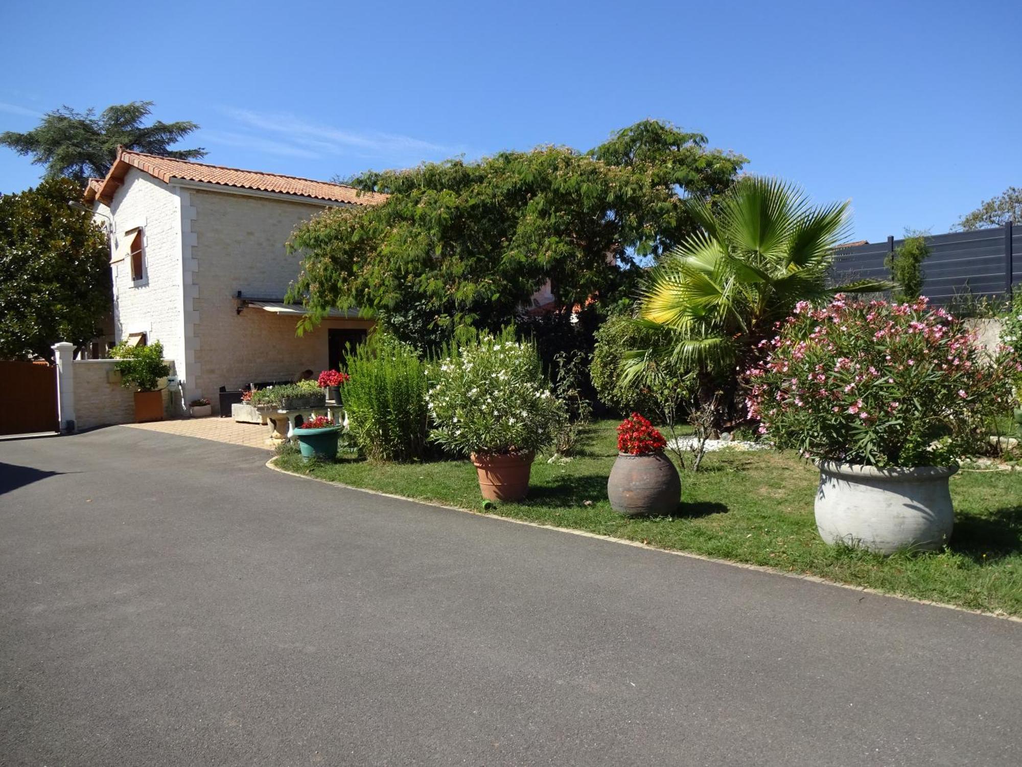 Aux Orangers Hotel Luxe Bagian luar foto